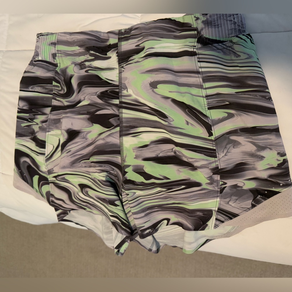 Limited edition lululemon hotty hot 4”